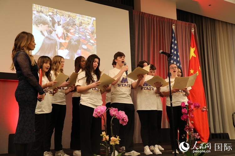 馬斯卡廷中學的學生們還深情演唱了表現(xiàn)中美兩國人民友誼的歌曲《情緣留住永恒的記憶》。 人民網(wǎng)記者 李志偉攝