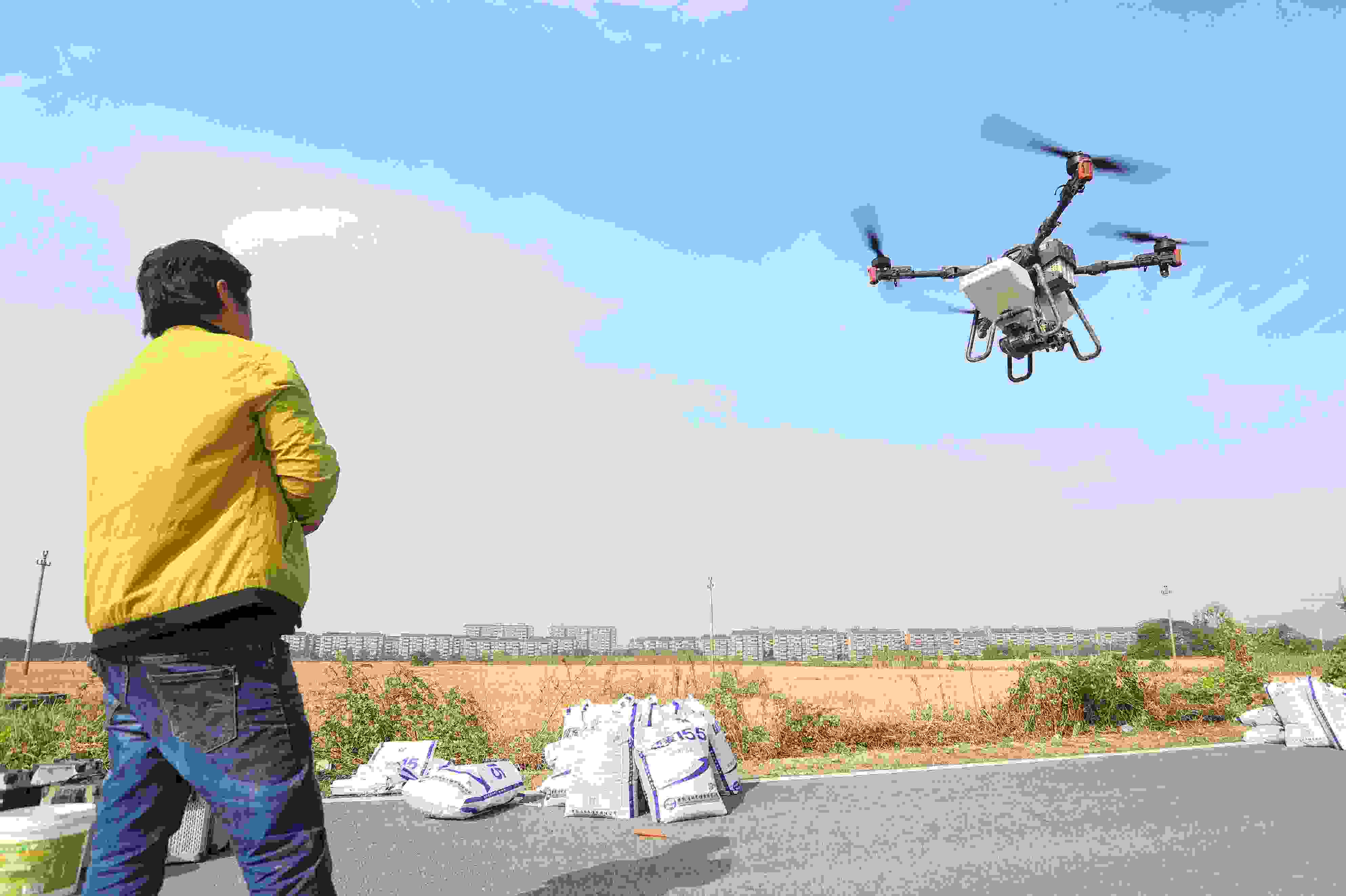 2023年11月15日，浙江嘉興，南湖區(qū)七星街道一處農(nóng)田里，農(nóng)民操縱無人機(jī)進(jìn)行冬小麥飛播。