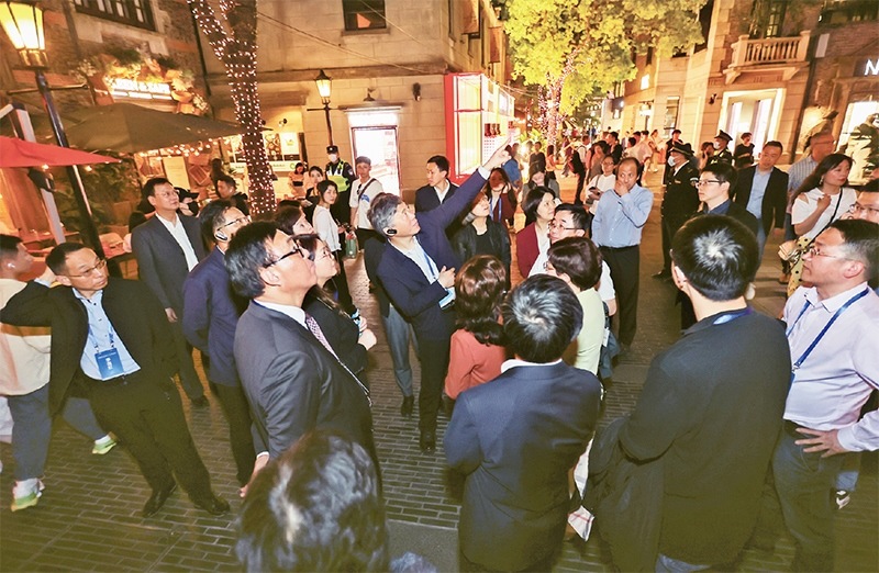 2023年4月18日，全國無黨派人士考察團來到位于上海市黃浦區(qū)的上海新天地開放式街區(qū)考察夜經(jīng)濟。 新華社記者 王翔/攝