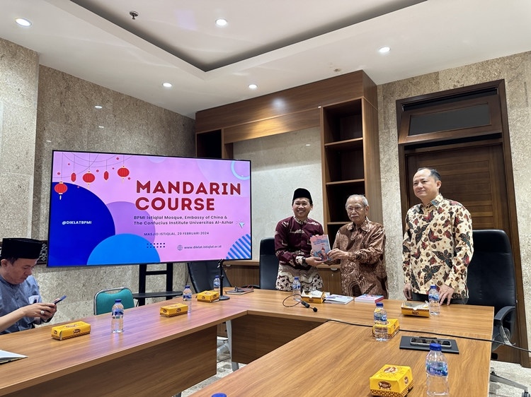 阿拉扎大學(xué)孔子學(xué)院向獨(dú)立清真寺贈書。阿拉扎大學(xué)孔子學(xué)院供圖