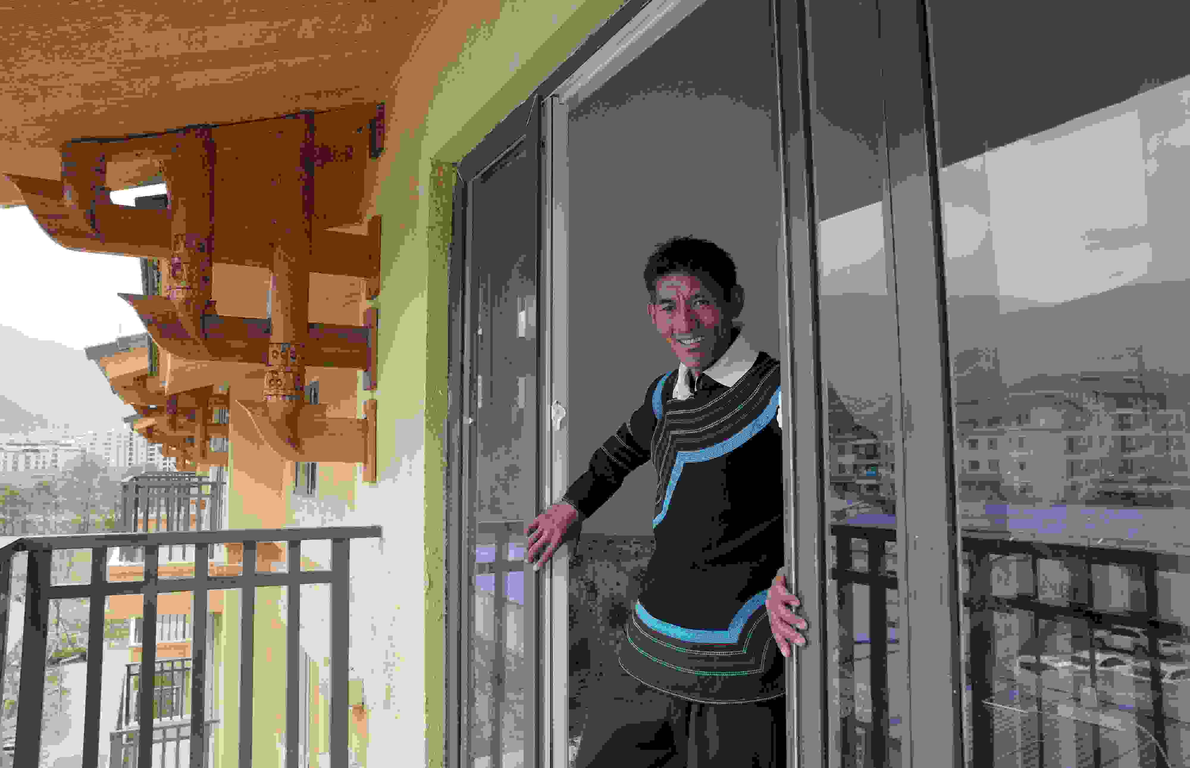 2020年5月14日，四川涼山彝族自治州昭覺(jué)縣，“懸崖村”村民某色伍哈入住新房。