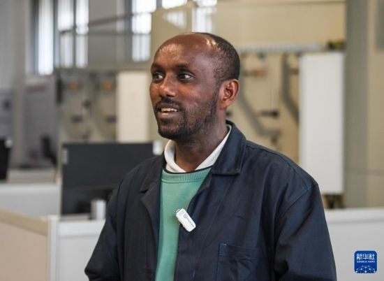 2月15日，在亞的斯亞貝巴的埃塞俄比亞聯(lián)邦職業(yè)技術(shù)培訓(xùn)學(xué)院，魯班工坊當(dāng)?shù)亟處熂s納斯·阿凱萊（中文名艾友涵）接受新華社采訪。