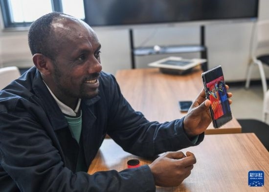 2月15日，在亞的斯亞貝巴的埃塞俄比亞聯(lián)邦職業(yè)技術(shù)培訓(xùn)學(xué)院，魯班工坊當(dāng)?shù)亟處熂s納斯·阿凱萊（中文名艾友涵）展示在中國學(xué)習(xí)時的照片。