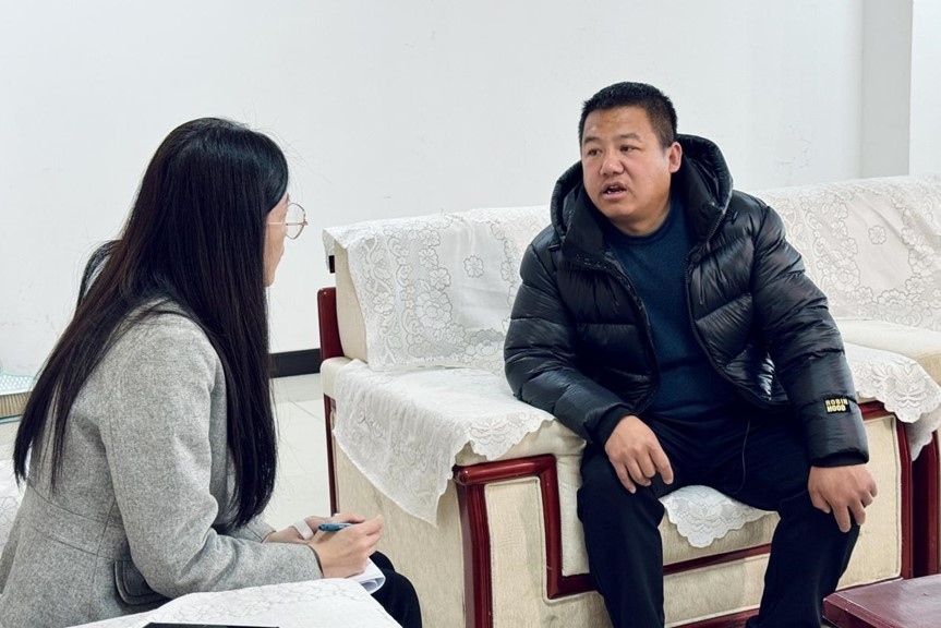 人民網(wǎng)記者采訪“在水一方”小區(qū)住戶。人民網(wǎng) 高清揚(yáng)攝