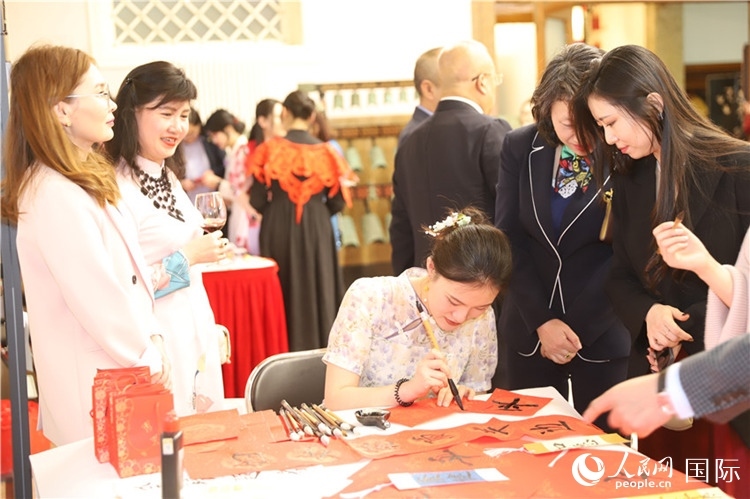 現(xiàn)場(chǎng)書(shū)法體驗(yàn)。人民網(wǎng)記者 霍文攝