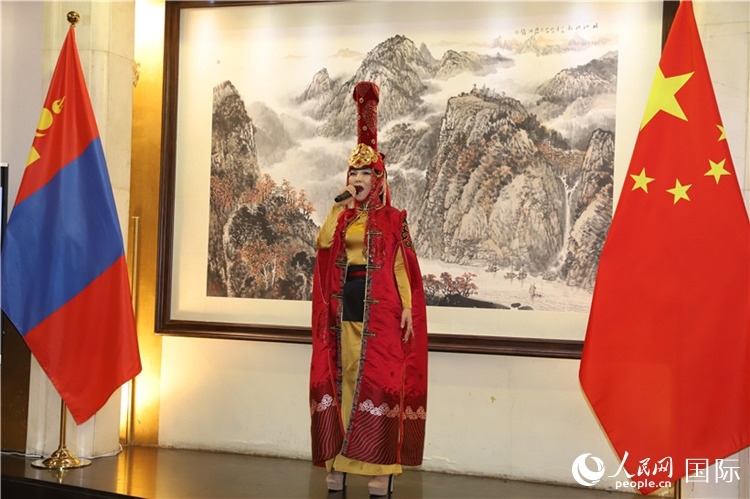 呼麥演唱。人民網(wǎng)記者 霍文攝