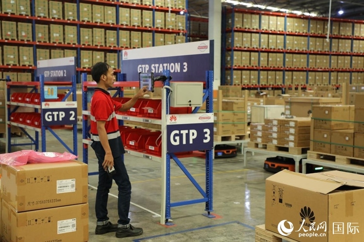 華為5G智能倉(cāng)庫(kù)里，工作人員正在利用智能系統(tǒng)辦公。人民網(wǎng)記者 曹師韻攝