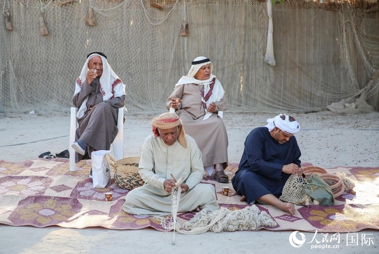 漁民演示制作漁網(wǎng)。人民網(wǎng) 塔里克·易卜拉欣攝