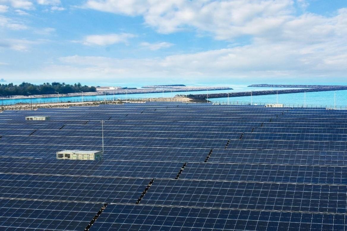 項目廣泛采用光伏補償發(fā)電系統(tǒng)，降低能源消耗。山東電建三公司供圖