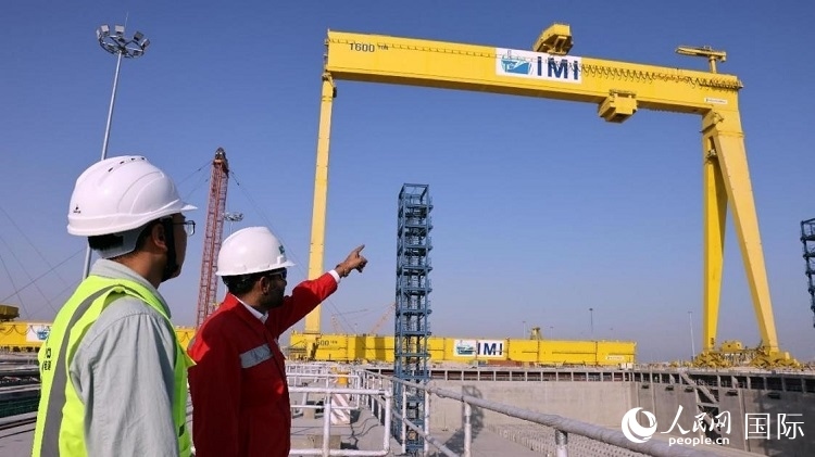 工作人員查看龍門吊情況。人民網(wǎng)記者管克江攝