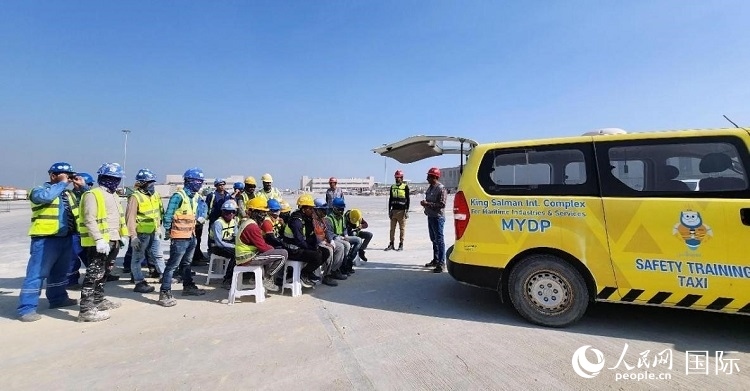 安全宣講出租車在現(xiàn)場(chǎng)播放安全視頻。人民網(wǎng)記者 管克江攝