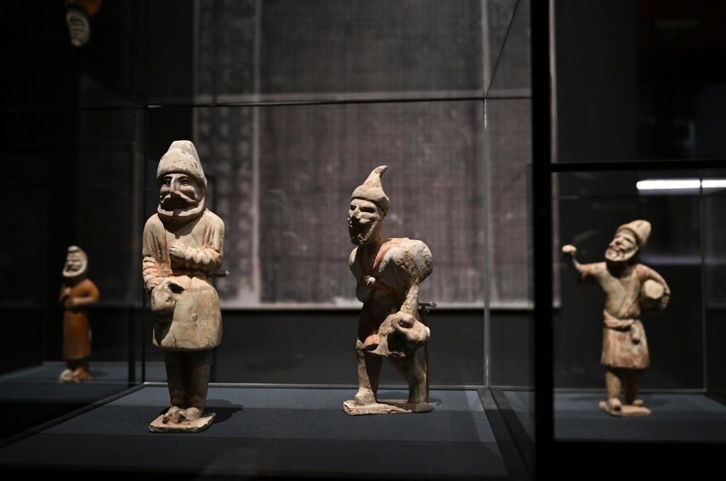 “歷史之遇——中國與西亞古代文明交流展”于1月12日至4月11日在故宮午門正殿展廳舉行。這是展出的陶彩繪人俑（1月10日攝）。新華社記者金良快攝
