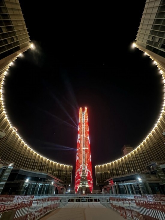  2024年2月9日，埃及開羅以東建設(shè)中的埃及新行政首都中央商務(wù)區(qū)項目上演燈光秀，迎接龍年春節(jié)。新華社發(fā)（黎炳宏攝）