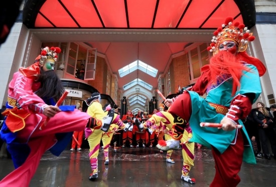  2024年2月10日，來自廣東普寧的英歌舞團演員在英國倫敦伯靈頓拱廊街表演英歌舞。新華社記者 李穎 攝