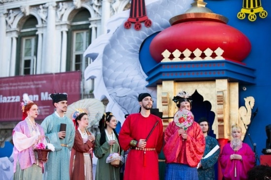  2024年2月13日，在意大利威尼斯，志愿者身著漢服進行表演。新華社記者 李京 攝