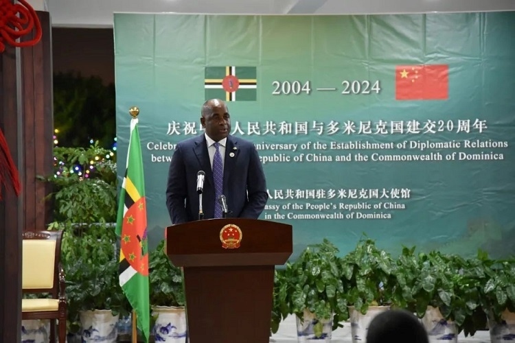多米尼克總理斯凱里特在中多建交20周年招待會上致辭。中國駐多米尼克大使館供圖