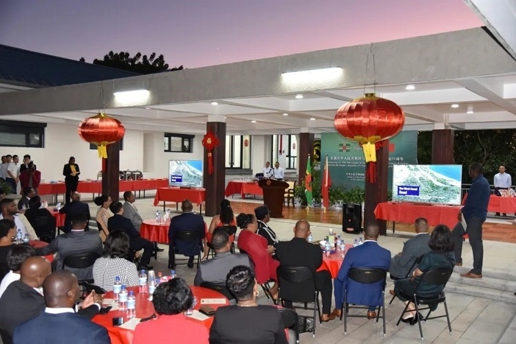 當(dāng)?shù)貢r間3月13日，慶祝中國與多米尼克建交20周年招待會在中國駐多大使館舉行。中國駐多米尼克大使館供圖