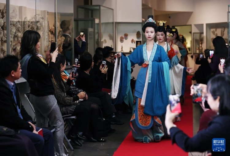 3月13日，在位于法國(guó)巴黎的吉美國(guó)立亞洲藝術(shù)博物館，模特展示敦煌復(fù)原服飾。新華社記者 高靜 攝