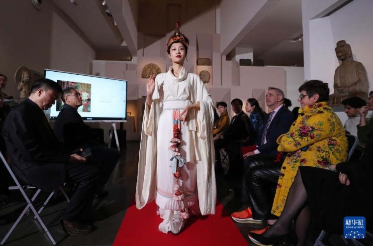 3月13日，在位于法國(guó)巴黎的吉美國(guó)立亞洲藝術(shù)博物館，模特展示敦煌復(fù)原服飾。新華社記者 高靜 攝