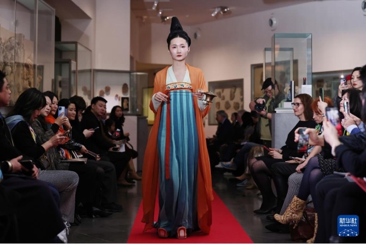3月13日，在位于法國(guó)巴黎的吉美國(guó)立亞洲藝術(shù)博物館，模特展示敦煌復(fù)原服飾。新華社記者 高靜 攝
