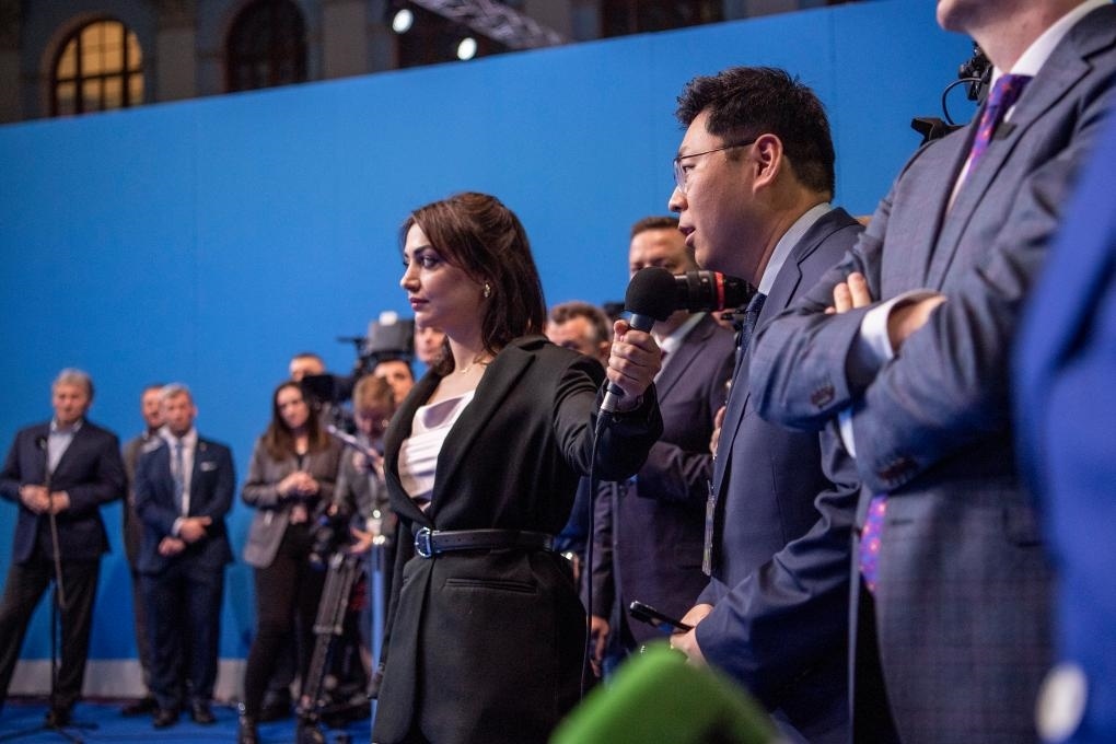 3月18日，在俄羅斯首都莫斯科，新華社記者向俄總統(tǒng)普京提問。新華社記者曹陽(yáng)攝