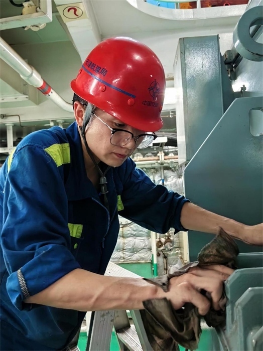 “天鯤號”工作人員正在對設(shè)備進(jìn)行清潔維護(hù)?！疤祧H號”供圖