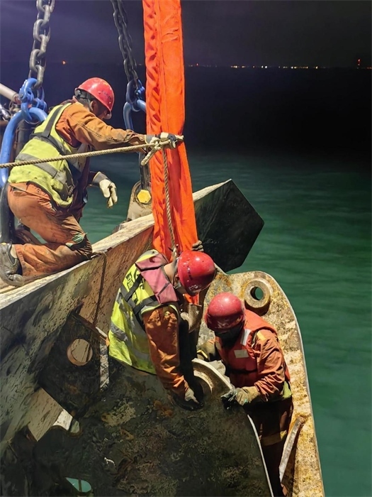 工作人員正在修理橫移錨纜。 “天鯤號”供圖