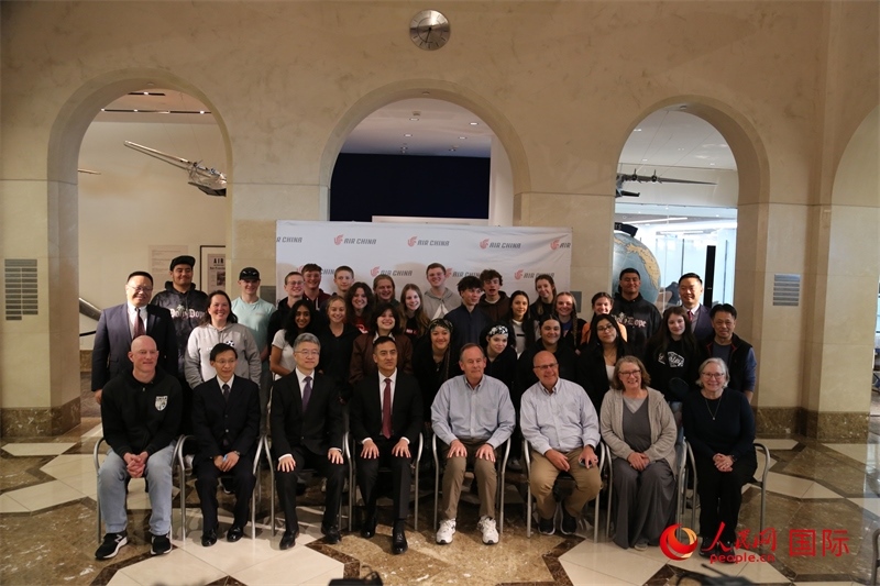 美國高中學(xué)生交流團(tuán)全體與前來送行的各方代表合影。人民網(wǎng)記者 鄧圩攝