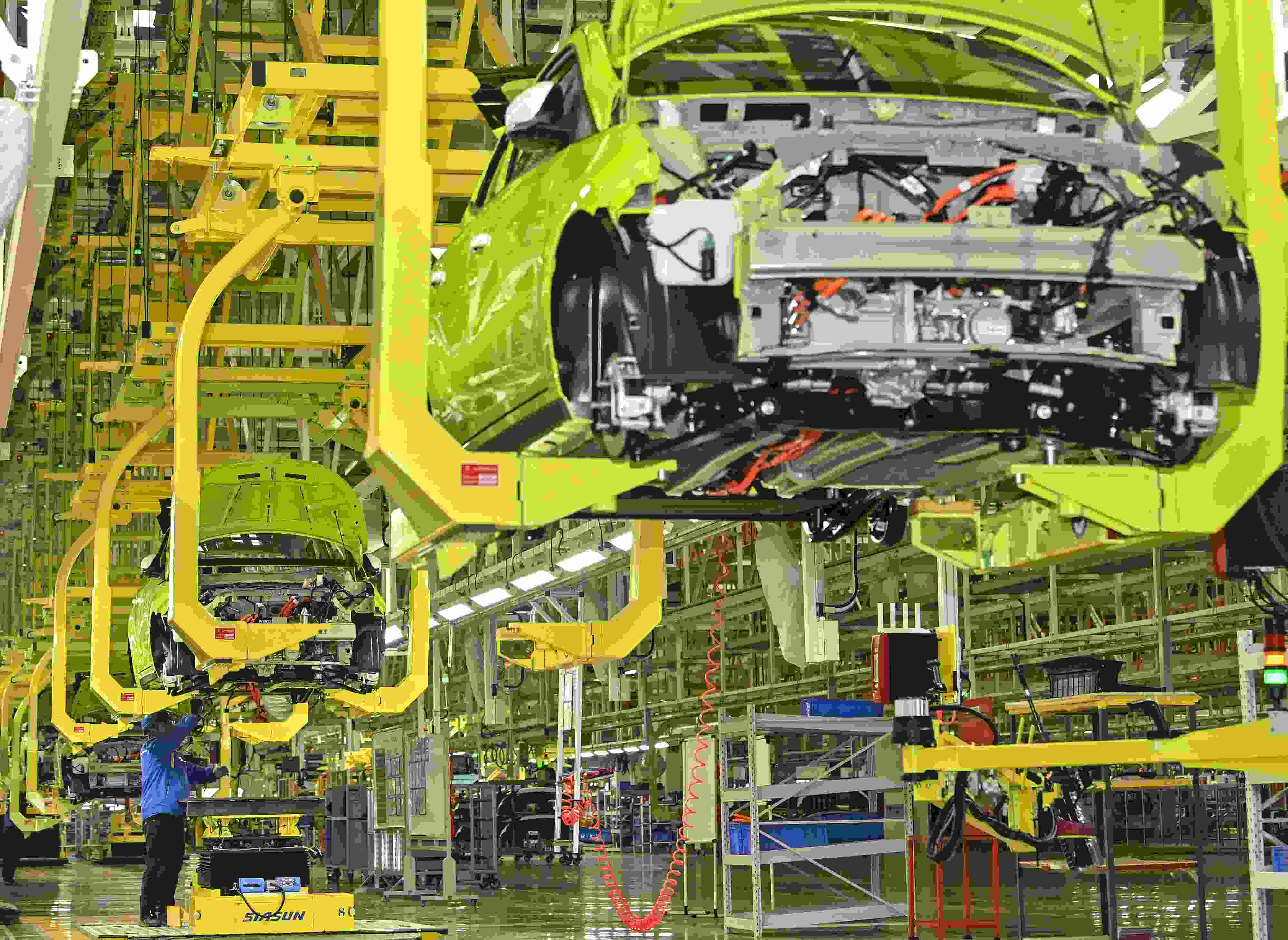 △ 2024年2月27日，一家新能源汽車公司的總裝車間生產(chǎn)線上，工人正在加緊生產(chǎn)趕訂單。