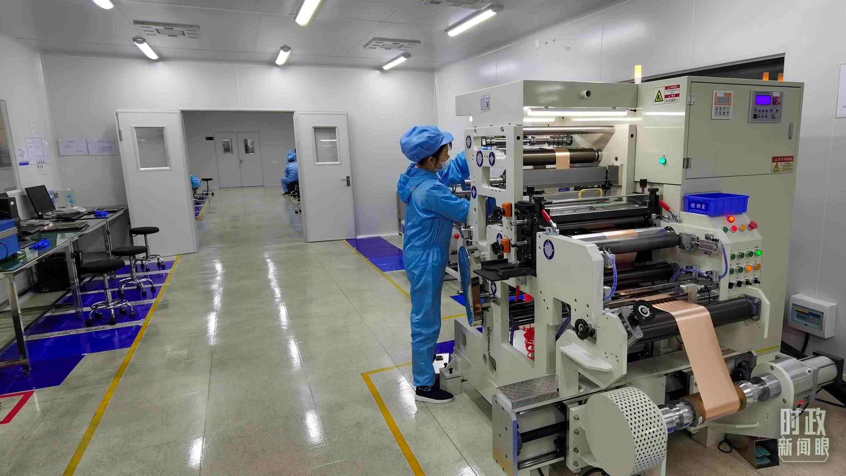 △企業(yè)員工將冷壓后的極片裁出規(guī)定尺寸，用于鋰電池制作。（總臺(tái)央視記者郭鴻拍攝）