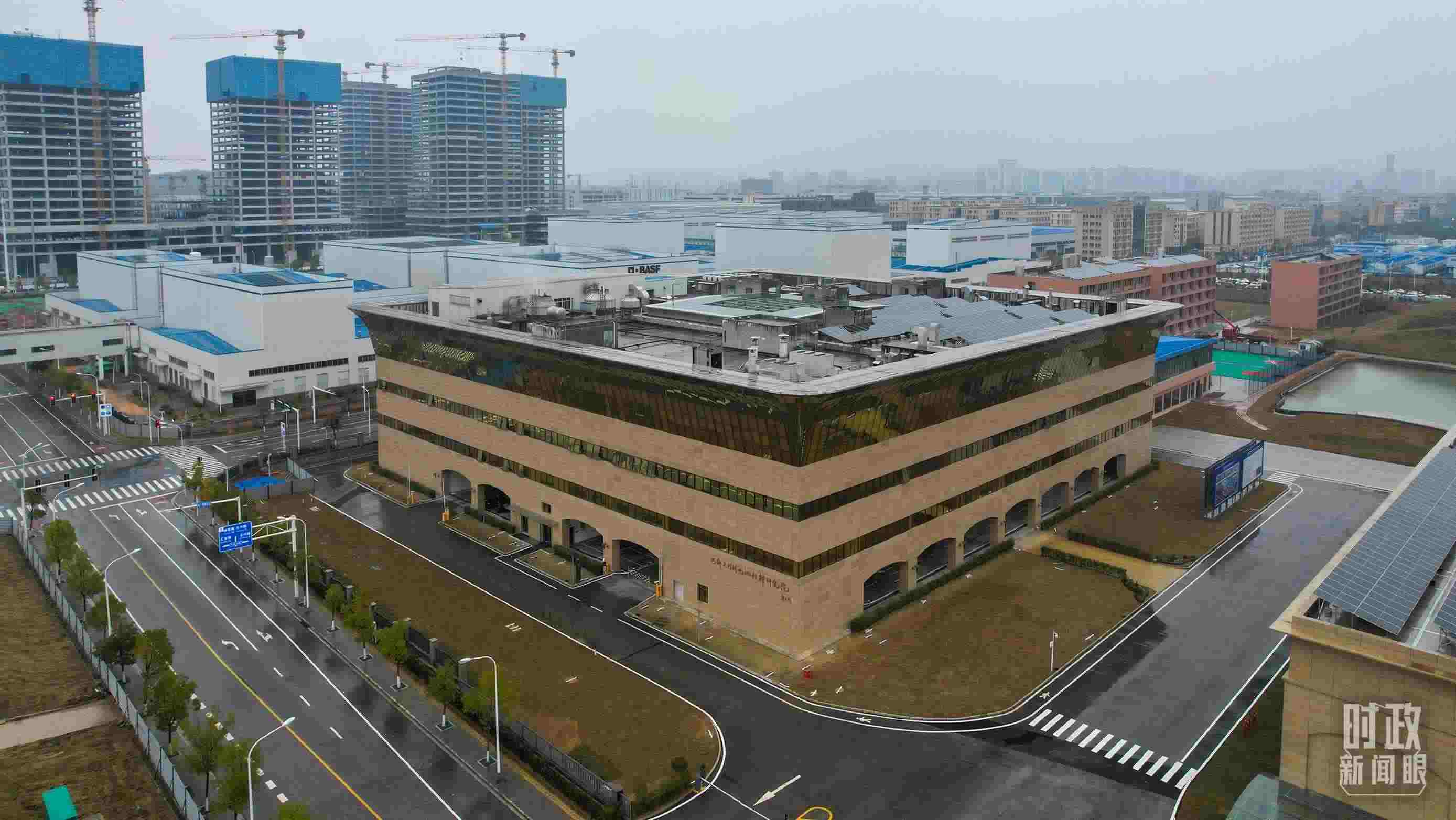 △巴斯夫杉杉電池材料研究院。（總臺(tái)央視記者范凱拍攝）