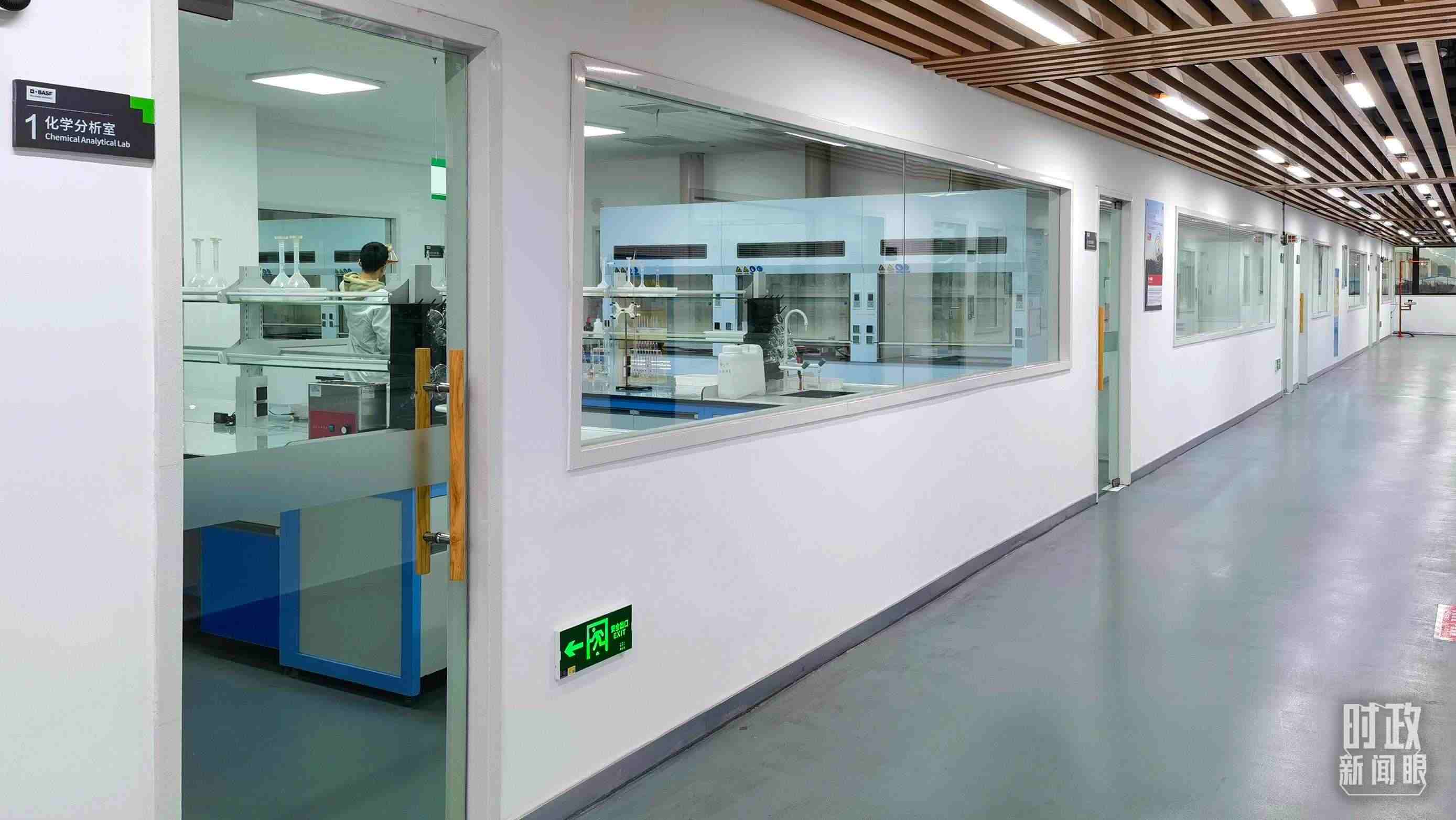 △巴斯夫杉杉電池材料有限公司化學(xué)分析室。（總臺(tái)央視記者石丞拍攝）