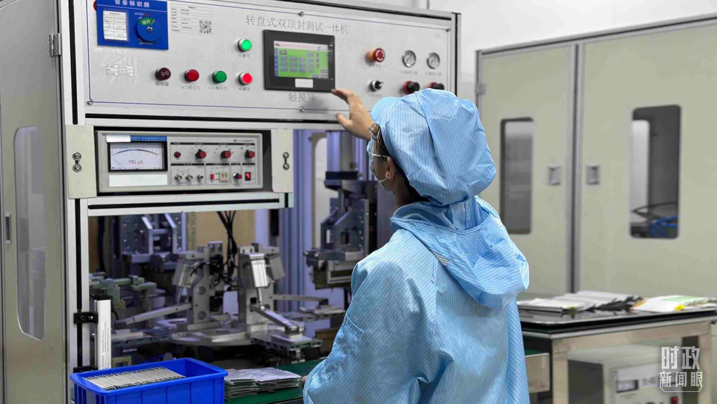 △企業(yè)電池技術(shù)中心內(nèi)，員工正在進(jìn)行電池封裝。（總臺(tái)央視記者盧心雨拍攝）