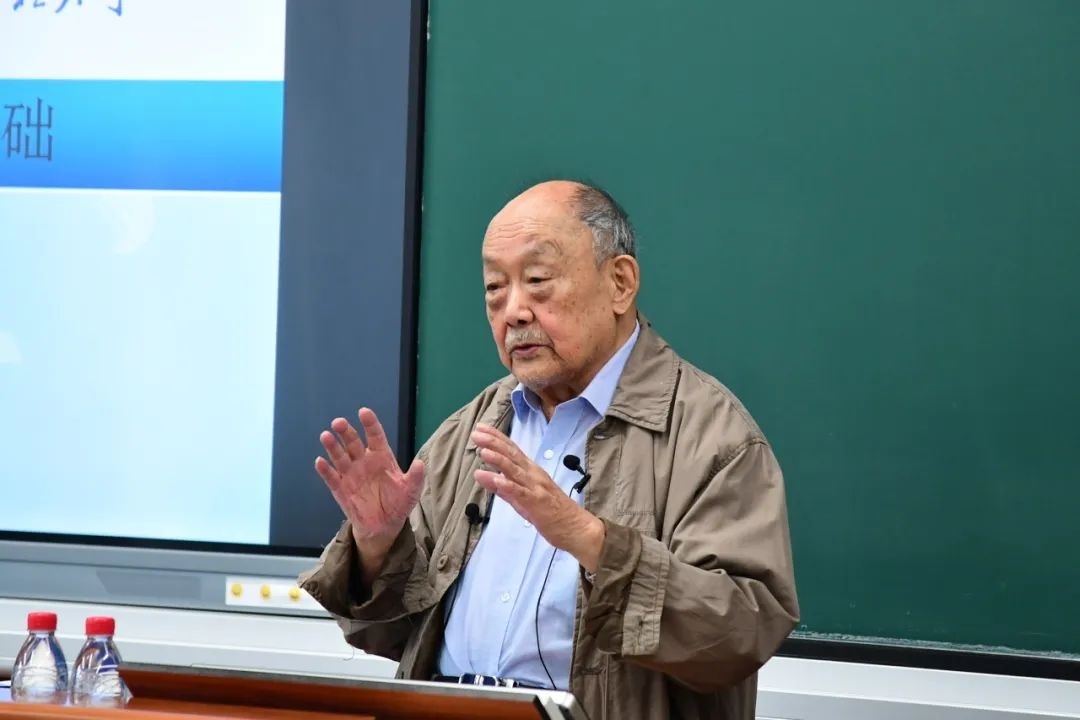 91歲的楊士莪院士“一站到底”為學(xué)生授課。哈爾濱工程大學(xué)供圖