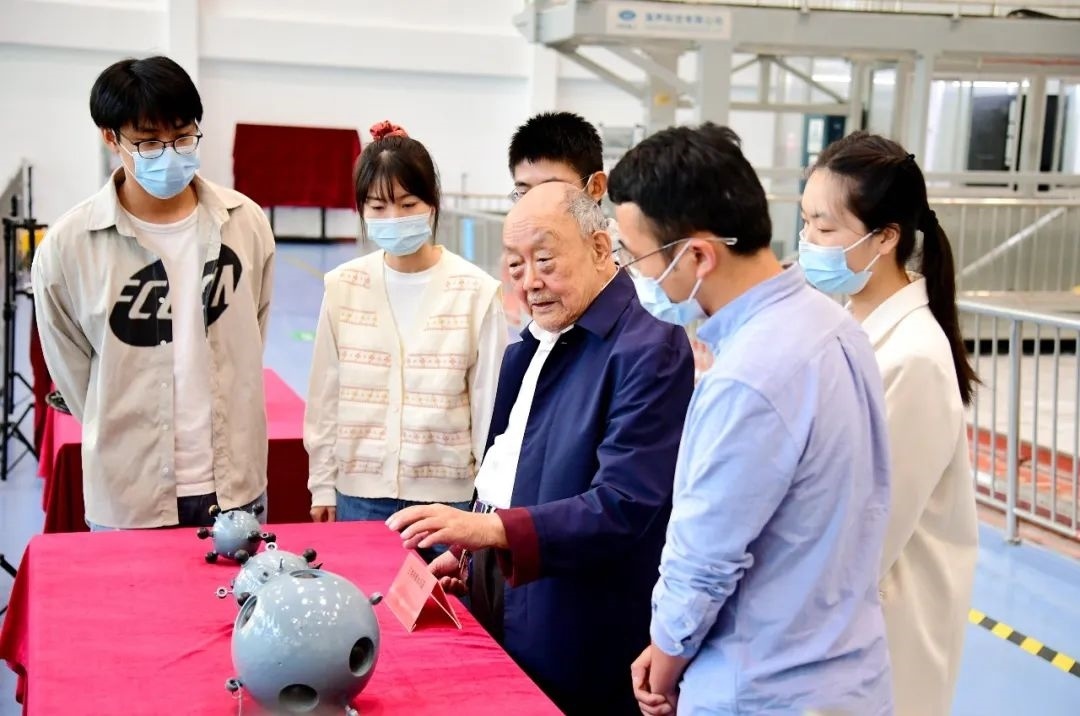 楊士莪院士在實(shí)驗(yàn)室指導(dǎo)學(xué)生。哈爾濱工程大學(xué)供圖