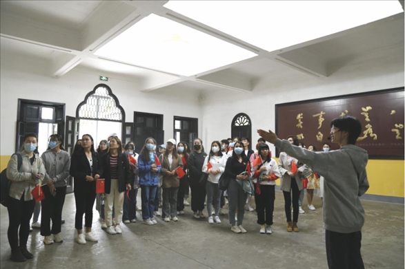 2021年5月20日，少數(shù)民族學(xué)生在湖南第一師范學(xué)院進(jìn)行紅色研學(xué)活動(dòng)，共同追尋那段紅色歲月的足跡。