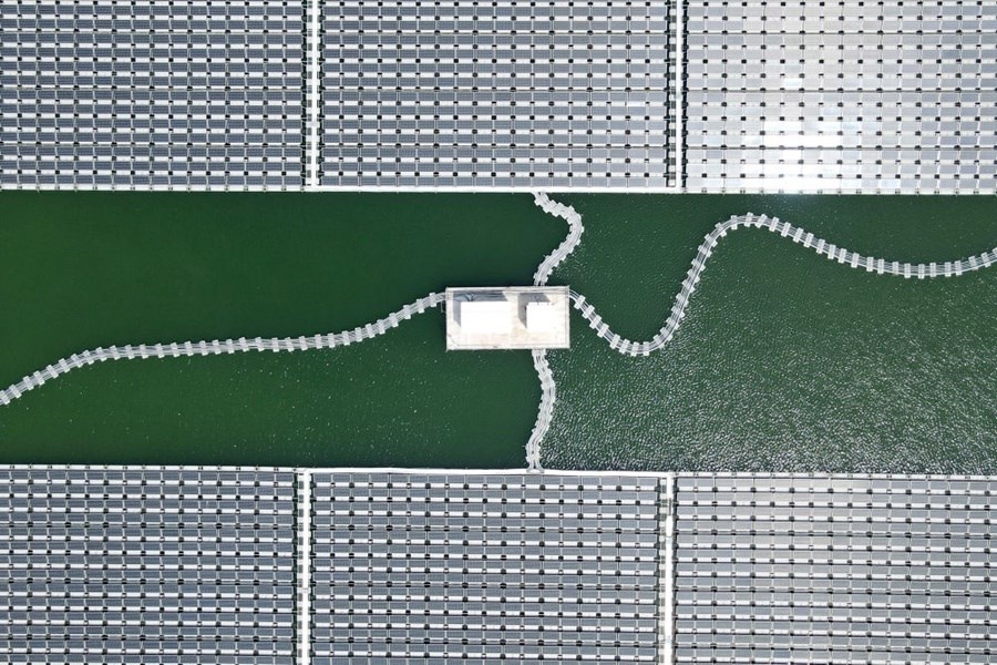 2022年8月25日拍攝的潁上縣毛圩水上光伏電站（無人機照片）。近年來，安徽省阜陽市潁上縣古城鎮(zhèn)積極推進采煤沉陷區(qū)治理工作，將昔日的采煤沉陷區(qū)建設(shè)成水上光伏電站，既減少占用土地面積，又能生產(chǎn)清潔能源。