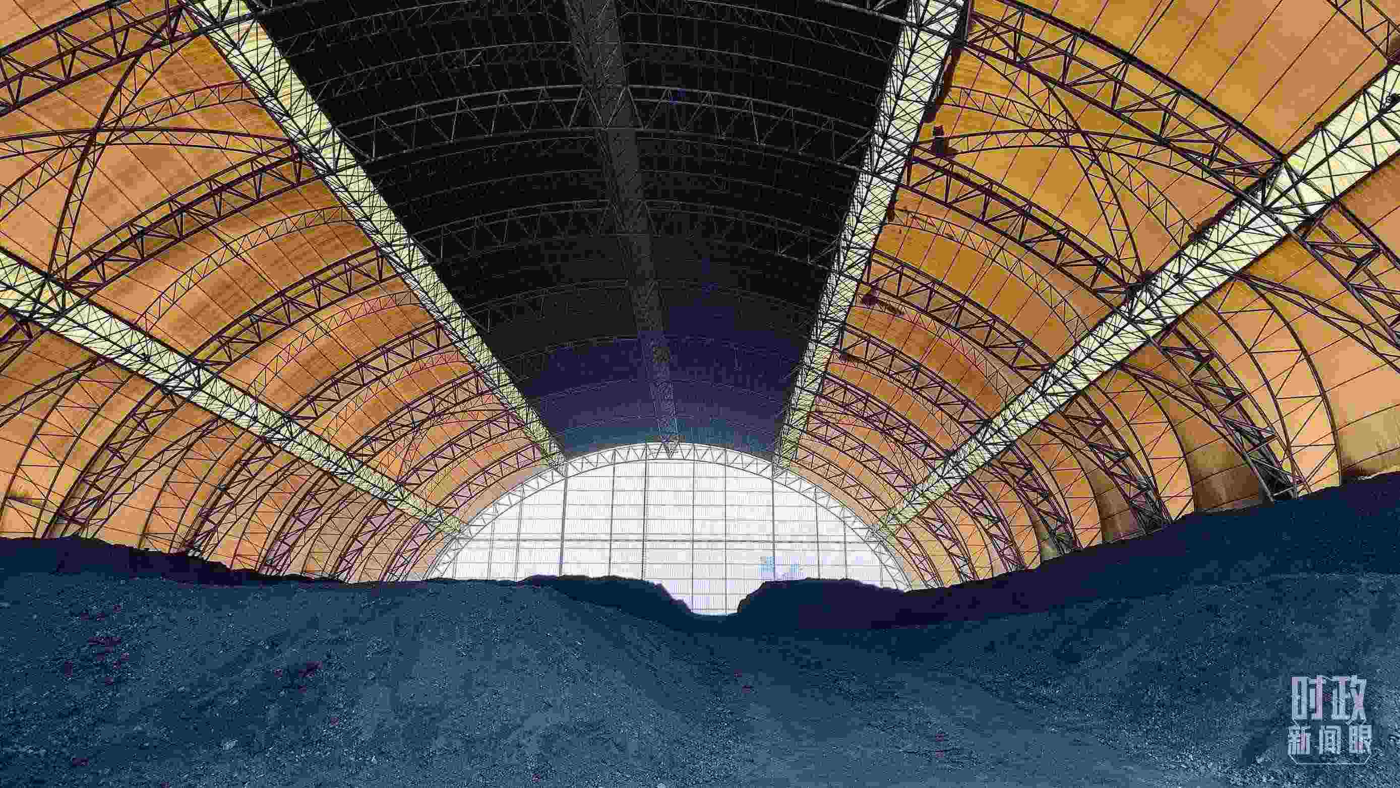 山西瑞光熱電有限責(zé)任公司儲煤場。2022年1月，習(xí)近平來到這里察看煤場儲煤情況。（總臺央視記者楊立峰拍攝）