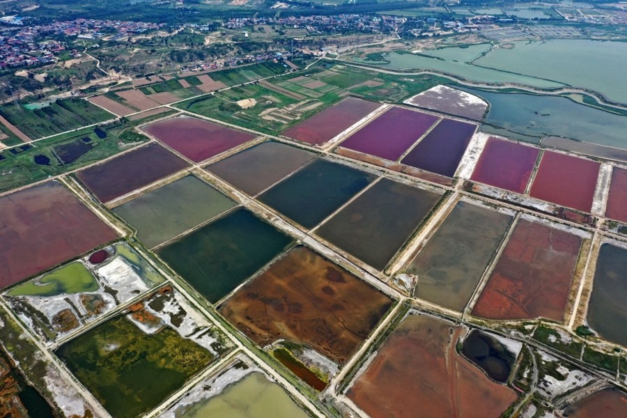 這是2023年7月11日拍攝的山西運城鹽湖一角（無人機照片）。按照“生態(tài)優(yōu)先、保護為主、適度開發(fā)”的原則，2020年9月，運城市全面停止鹽湖范圍內(nèi)的工業(yè)生產(chǎn)活動。近年來，千年鹽湖正在向生態(tài)保護、風(fēng)貌重塑、產(chǎn)業(yè)轉(zhuǎn)型、全域旅游的“綠色發(fā)展”轉(zhuǎn)變。