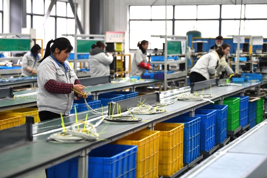 2022年2月16日，工作人員在安徽省滁州市汊河軌道交通裝備產(chǎn)業(yè)園的一家軌道交通裝備企業(yè)生產(chǎn)線上忙碌。安徽省滁州市來安縣汊河鎮(zhèn)地處皖蘇交界，緊鄰南京市江北新區(qū)。近年來，來安縣成為承接南京產(chǎn)業(yè)轉(zhuǎn)移的前沿陣地，汊河這個曾經(jīng)的傳統(tǒng)農(nóng)業(yè)小鎮(zhèn)緊抓機遇，開始深度融入長三角，參與產(chǎn)業(yè)協(xié)作分工。產(chǎn)業(yè)園吸引了越來越多長三角地區(qū)軌道交通企業(yè)入駐，形成了鐵路客車、城際軌道零部件研發(fā)、生產(chǎn)、銷售的產(chǎn)業(yè)集群。