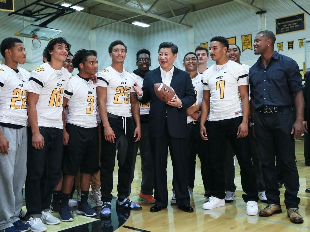 2015年9月23日，國家主席習近平參觀美國塔科馬市林肯中學。這是習近平在學校體育館，同上橄欖球訓練課的學生們親切交談。新華社記者 蘭紅光 攝