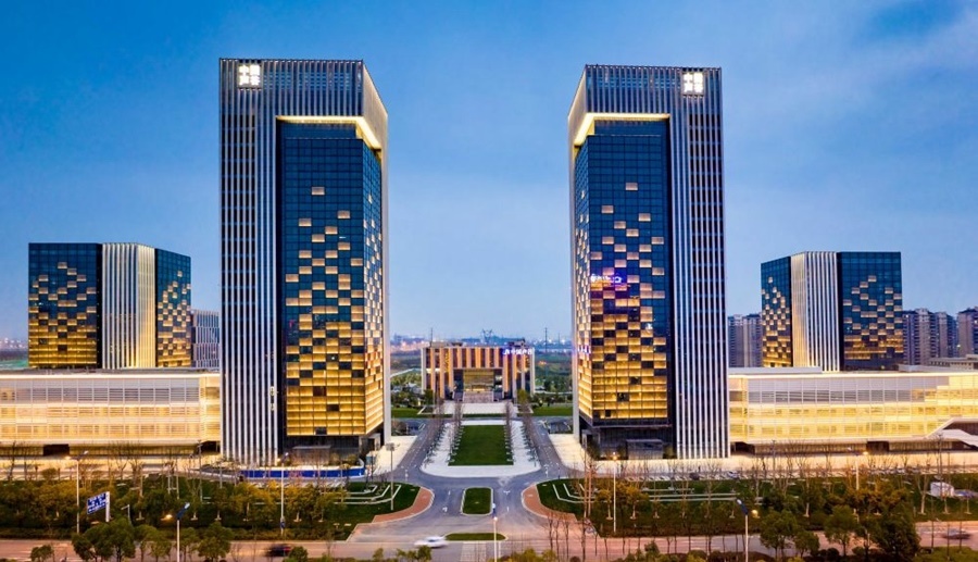 這是2019年3月13日拍攝的位于安徽合肥的中國聲谷產(chǎn)業(yè)園（無人機照片）。截至2024年，中國聲谷入駐企業(yè)超過2000戶，年產(chǎn)值超過2000億元，形成以智能語音及人工智能產(chǎn)業(yè)為核心的新一代信息技術(shù)產(chǎn)業(yè)集群。