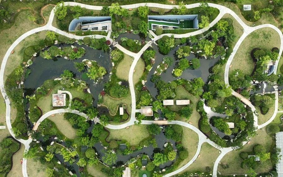 這是2023年6月15日拍攝的以“地上花園+地下治污”設(shè)計理念建設(shè)的九江市雙溪公園（無人機照片）。近年來，江西省九江市啟動中心城區(qū)水環(huán)境綜合整治工程，通過地下污水治理、岸線生態(tài)修復(fù)、興建“公園式”污水處理廠、城市智慧管網(wǎng)管控等措施，改善水環(huán)境，城市面貌煥然一新。