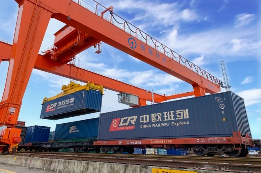 2022年4月29日，在鐵路合肥北站物流基地集裝箱作業(yè)區(qū)，龍門吊吊裝準備發(fā)運的中歐班列集裝箱。