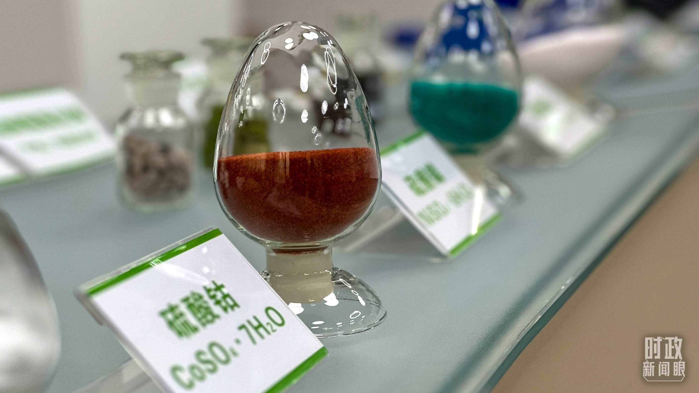 △巴斯夫杉杉電池材料有限公司的產(chǎn)品展示。（總臺央視記者李煒拍攝）