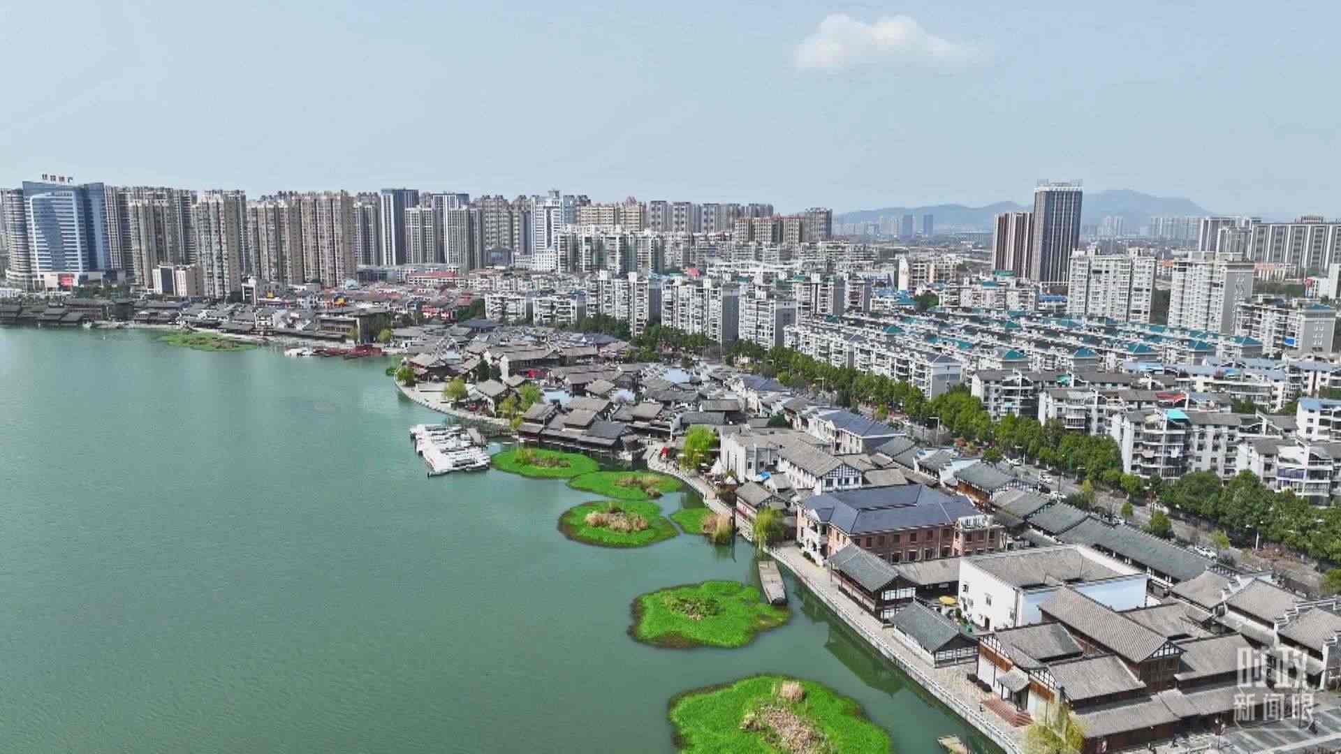 △沅江江畔，常德河街與現(xiàn)代建筑交相輝映。（總臺央視記者范凱拍攝）