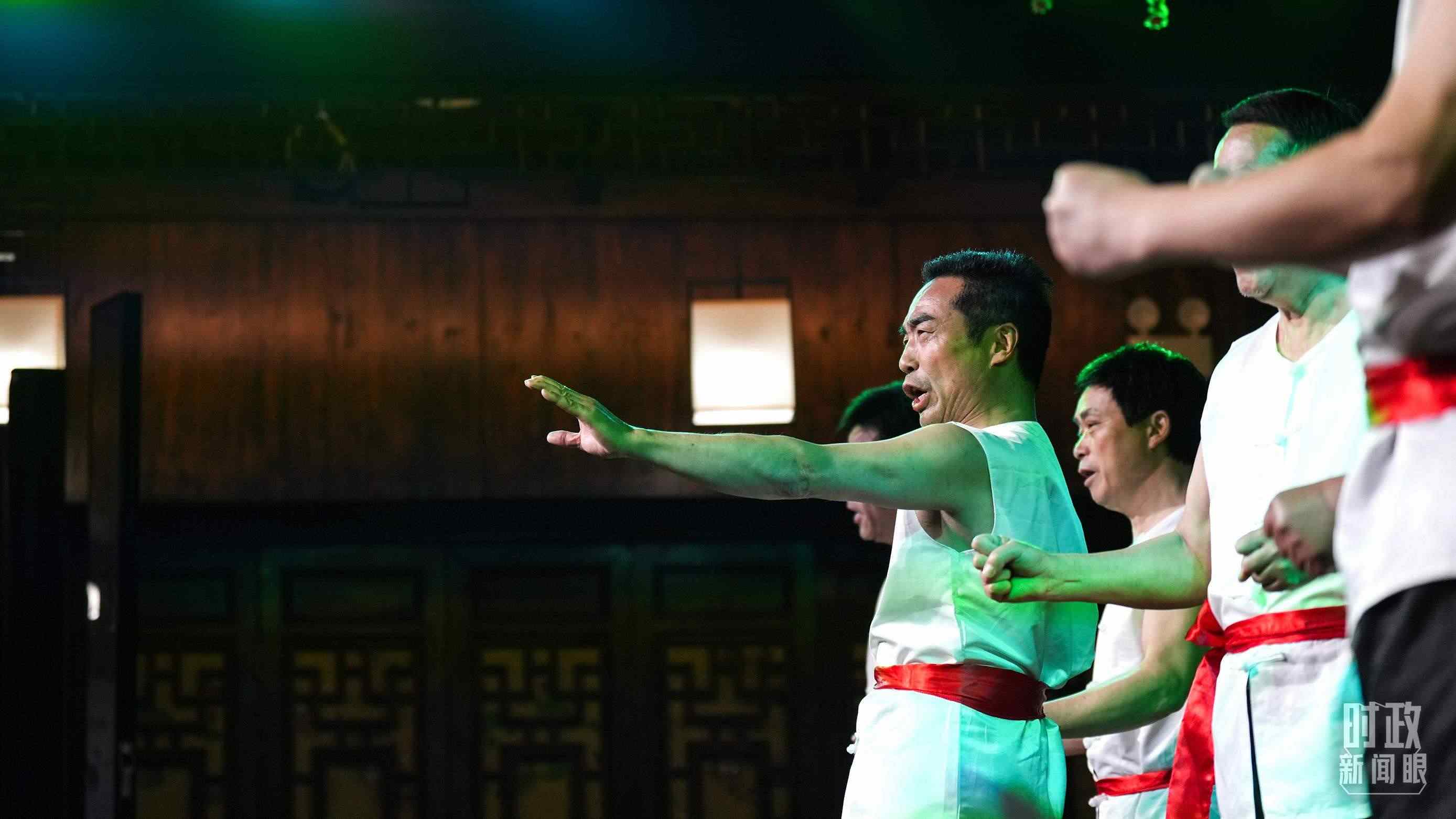 △常德河街，鴛鴦走馬樓上演常德高腔《穆桂英掛帥》和澧水船工號子。（總臺央視記者許永松、國廣記者李晉拍攝）