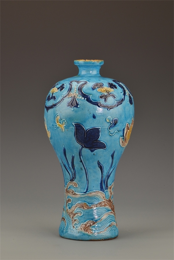 一號(hào)沉船出水的琺華彩蓮紋梅瓶。中國(guó)文物報(bào)社供圖