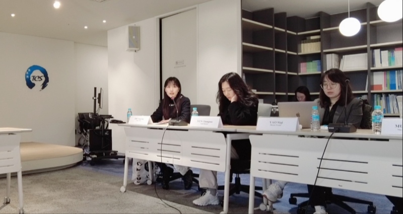 記者（左一）在交流活動(dòng)上，以加強(qiáng)中日韓三國經(jīng)濟(jì)合作、增進(jìn)三國民眾相互理解為主題發(fā)表演講。權(quán)小星攝