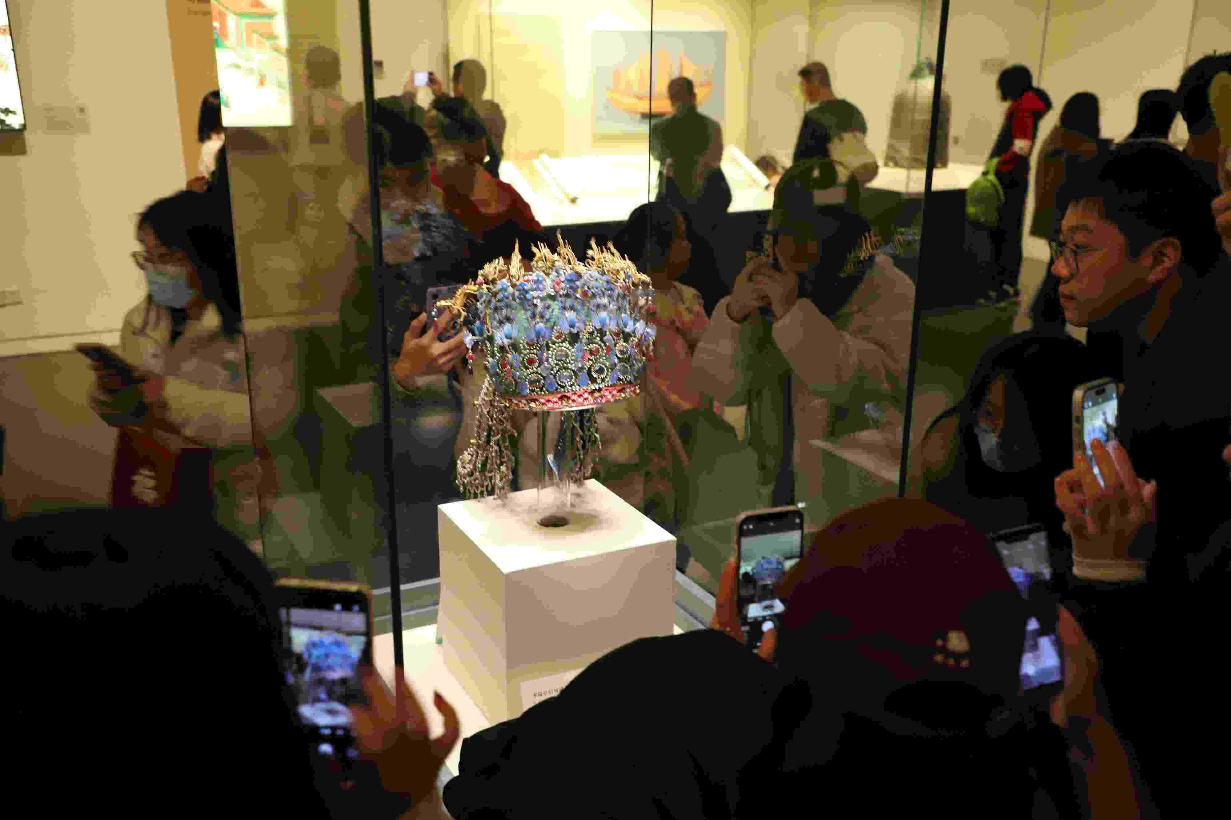 △ 2024年3月9日，北京，中國(guó)國(guó)家博物館，來(lái)自天南海北的游客在參觀藏品。